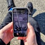 Jeune homme vivant l'experience try on sur son smartphone