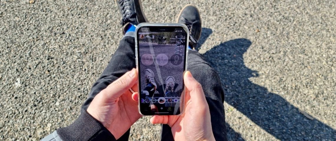 Adidas bouscule les codes de l’expérience try-on en réalité augmentée avec la ZX Snap Lens et Atomic Digital Design Jeune homme vivant l'experience try on sur son smartphone