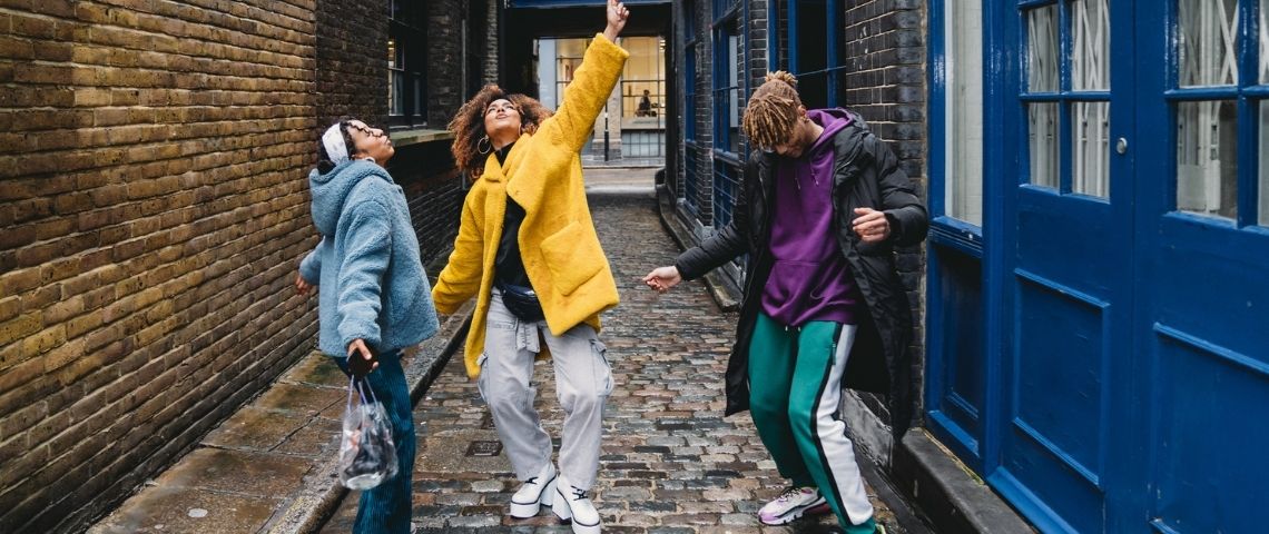 L’authenticité : la nouvelle norme sur les réseaux sociaux en 2021 ? des gens qui dansent