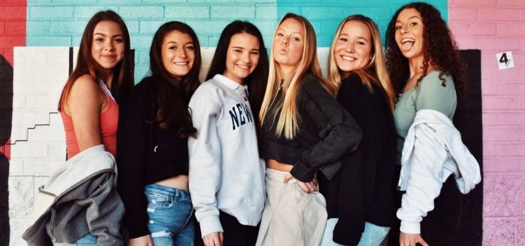 Jeunes adolescentes souriantes