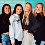 Jeunes adolescentes souriantes