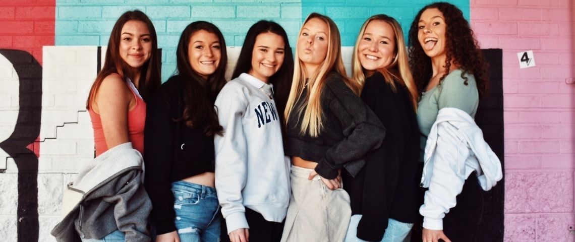 Cacharel parfums lance en partenariat avec inspiring girls le programme d’insta-podcasts #sistasclub. Jeunes adolescentes souriantes