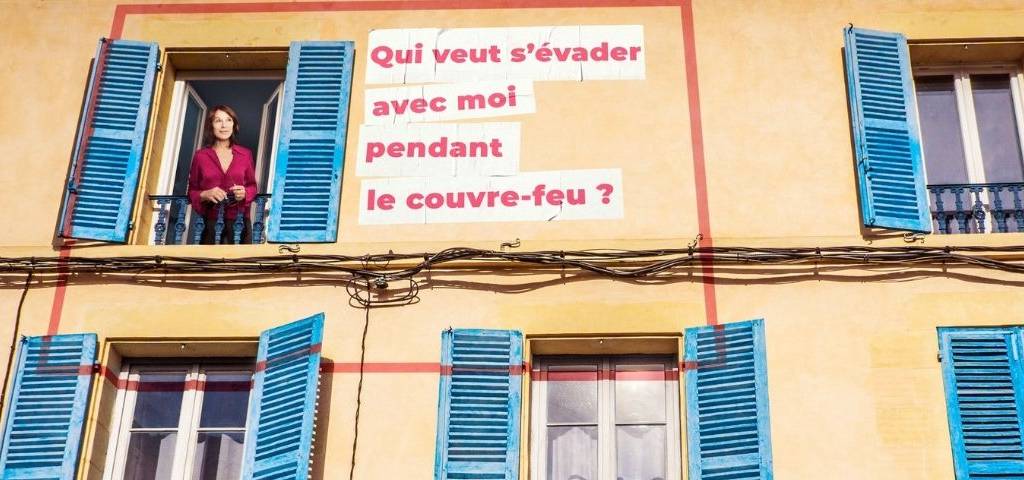 Avec son agence Steve, DisonsDemain, service de rencontre, pour les plus de 50 ans revient en social digital et invite les célibataires à l'évasion grâce à la rencontre amoureuse en ligne Femme à sa fenêtre, avec le message suivant inscrit sur le mur de son immeuble : - Qui veut s'écvader avec moi pendant le couvre-feu ? -