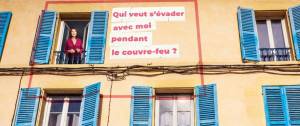 Femme à sa fenêtre, avec le message suivant inscrit sur le mur de son immeuble : "Qui veut s'écvader avec moi pendant le couvre-feu ?"