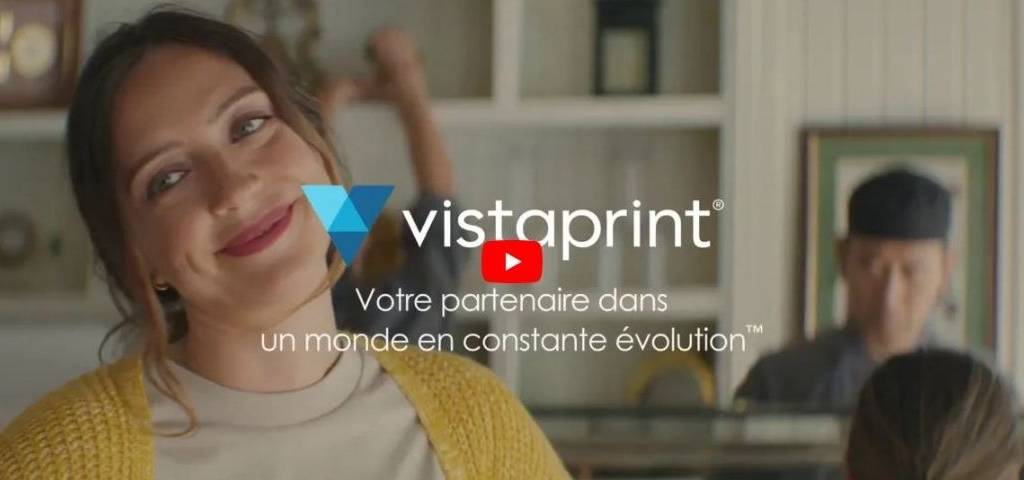 Jeune femme souriante avec le message :  - Vistaprint, votre partenaire dans un monde en constante évolution - 