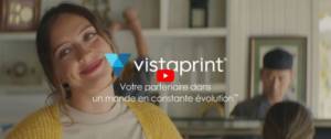 Jeune femme souriante avec le message : "Vistaprint, votre partenaire dans un monde en constante évolution"