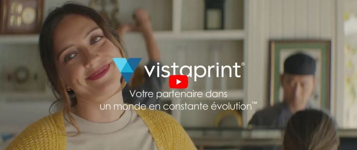 Vistaprint accompagné apr l'agence Callen rend hommage à l’agilité des entrepreneurs face aux défis du quotidien, non sans humour Jeune femme souriante avec le message : - Vistaprint, votre partenaire dans un monde en constante évolution -