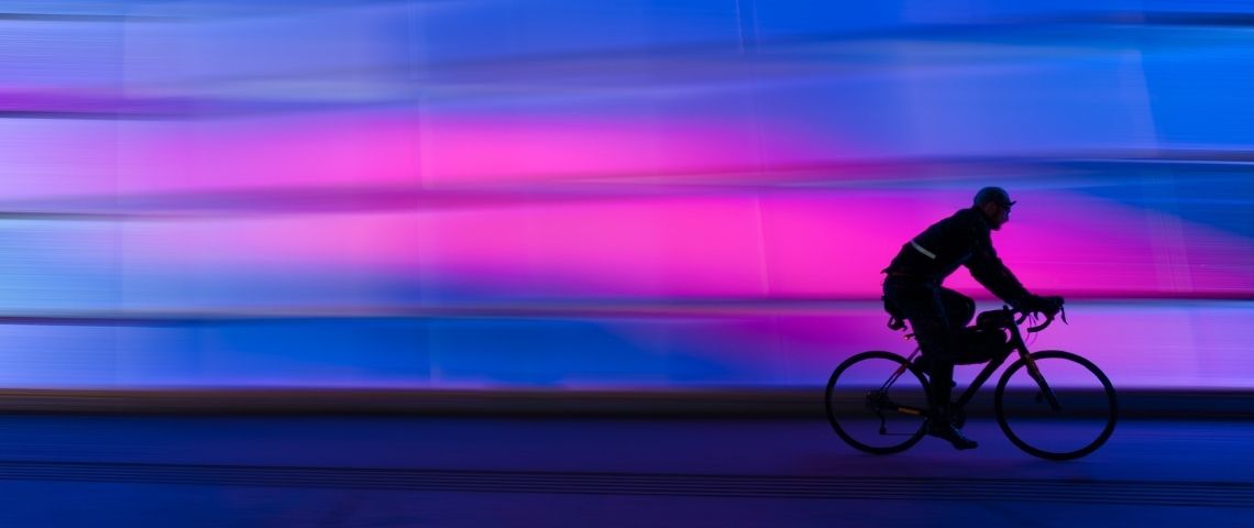 Carrefour et Virvolt, start-up leader sur le marché de l’électrification de vélo, dévoilent un nouveau concept : un atelier d’électrification et de réparation minute de vélos, où chacun peut apporter son vélo « traditionnel » et le transformer en vélo à assistance électrique. Personnne faisant du vélo