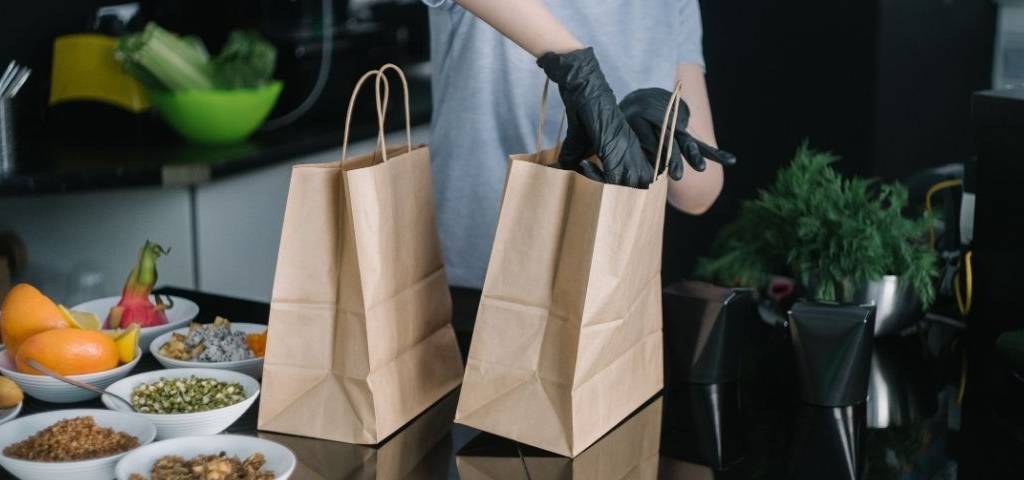 Personne préparant une livraison de repas