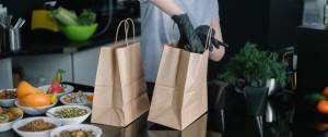 Personne préparant une livraison de repas