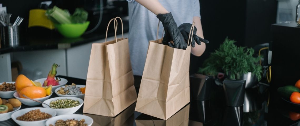 La charte « Gaspillage et suremballage » signée le15 février 2021 et structurée en 10 engagements, permettra aux acteurs de la foodtech et de la livraison de repas d’être des acteurs de la transition écologique dans leurs domaines respectifs. Personne préparant une livraison de repas