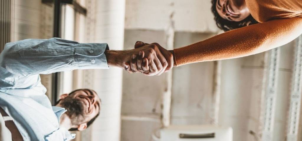 Comment la gamification peut créer un lien direct pour fidéliser les consommateurs ? Le cas de Clarins deux clients se serrant la main