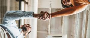 deux clients se serrant la main