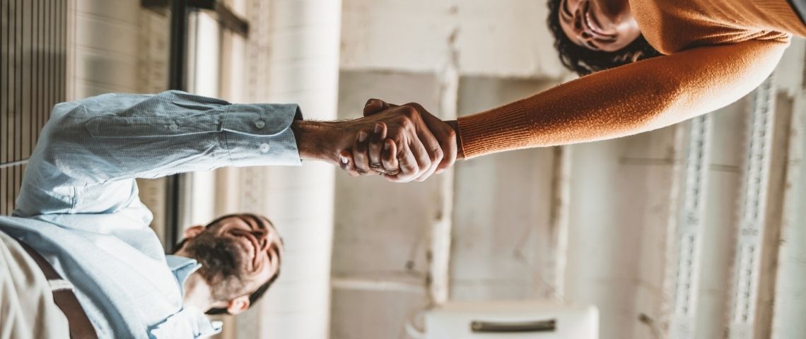 Comment la gamification peut créer un lien direct pour fidéliser les consommateurs ? Le cas de Clarins deux clients se serrant la main