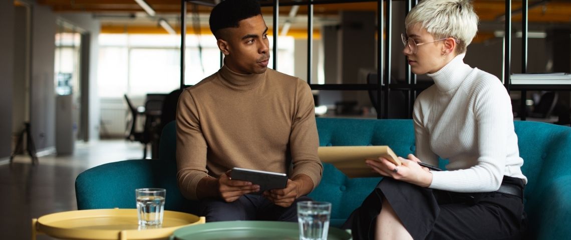 Comment améliorer l'expérience collaborateur en entreprise ?  Deux collaborateurs en train d'échanger