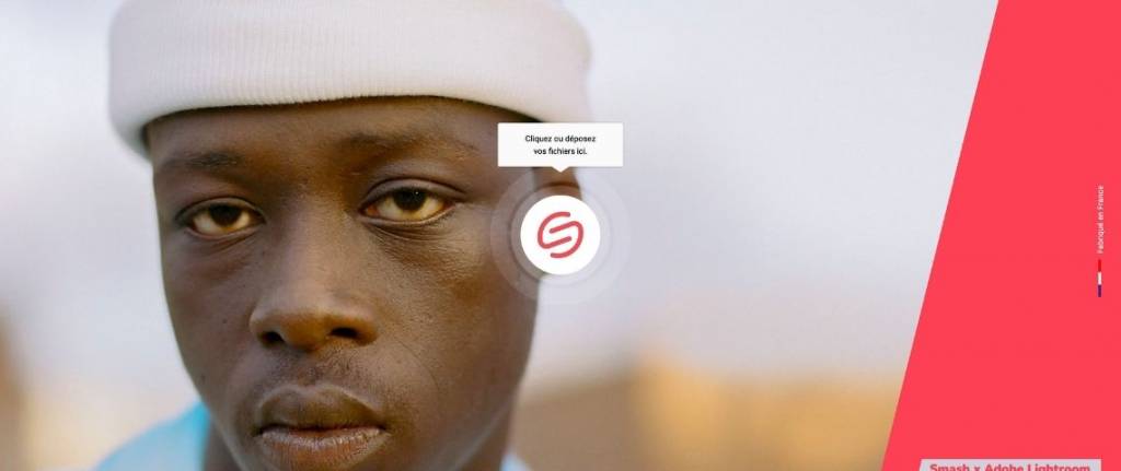 Jeune homme noir avec un bonnet blanc
