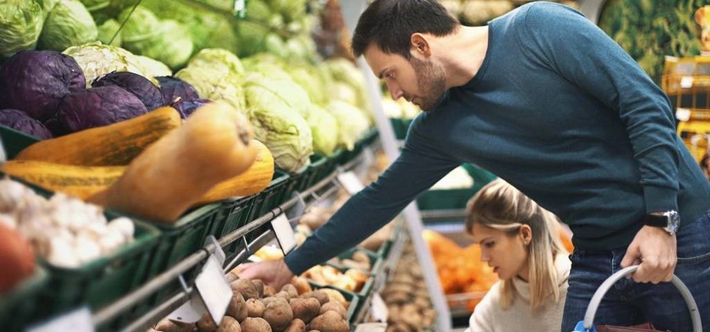 Un homme qui fait ses courses