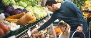 Un homme qui fait ses courses