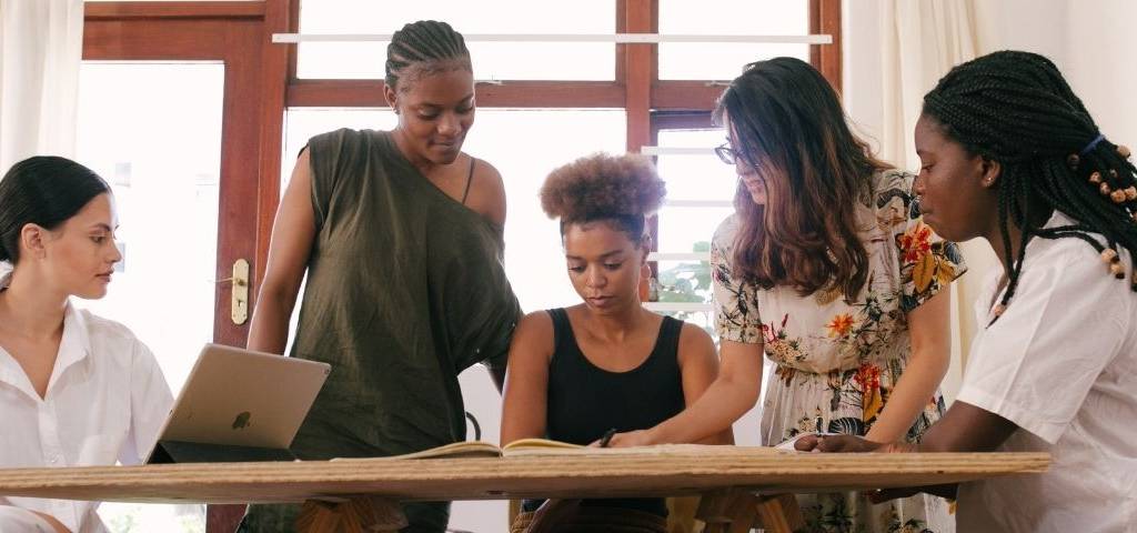 Jeunes femmes en réunion de travail