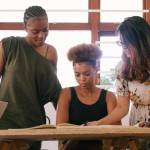 Jeunes femmes en réunion de travail