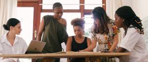 Jeunes femmes en réunion de travail