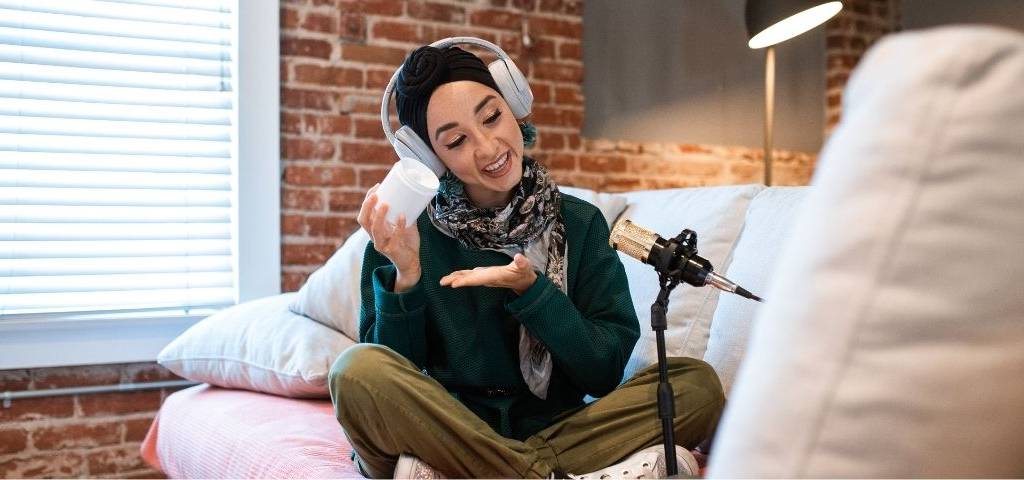 Dentsu lance sa nouvelle offre Live Commerce « dentsushop@home », une offre clé en main qui permet aux marques de proposer une nouvelle expérience d'achat immersive et interactive Jeune femme faisant la promotion d'un cosmétique depuis son canapé, devant un écran