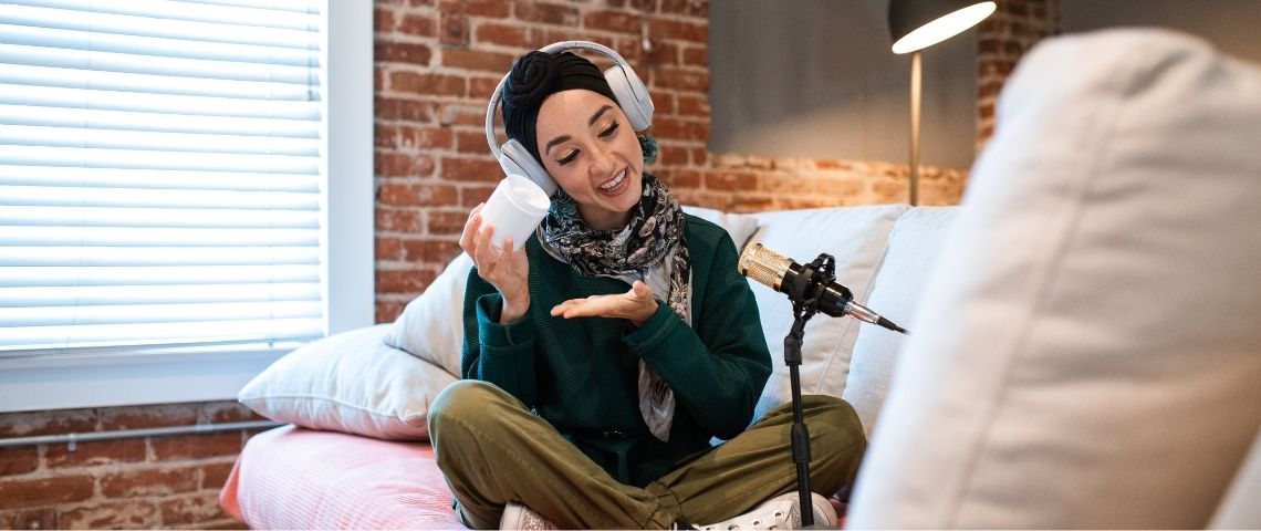Dentsu lance sa nouvelle offre Live Commerce « dentsushop@home », une offre clé en main qui permet aux marques de proposer une nouvelle expérience d'achat immersive et interactive Jeune femme faisant la promotion d'un cosmétique depuis son canapé, devant un écran