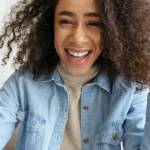 Une femme qui se prend en vidéo