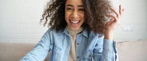 Une femme qui se prend en vidéo