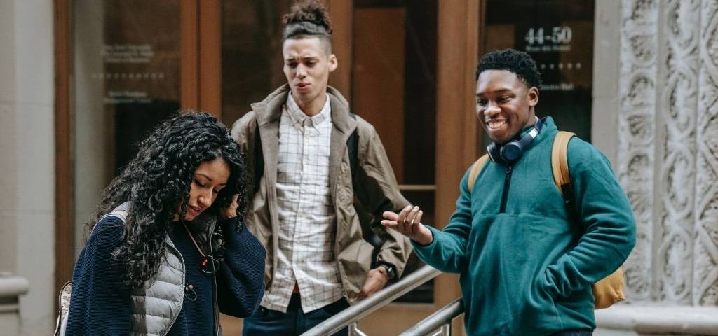 Jeune fille interpellé par deux jeunes garçons dans la rue