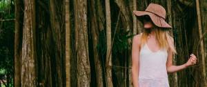 Une femme dans une forêt