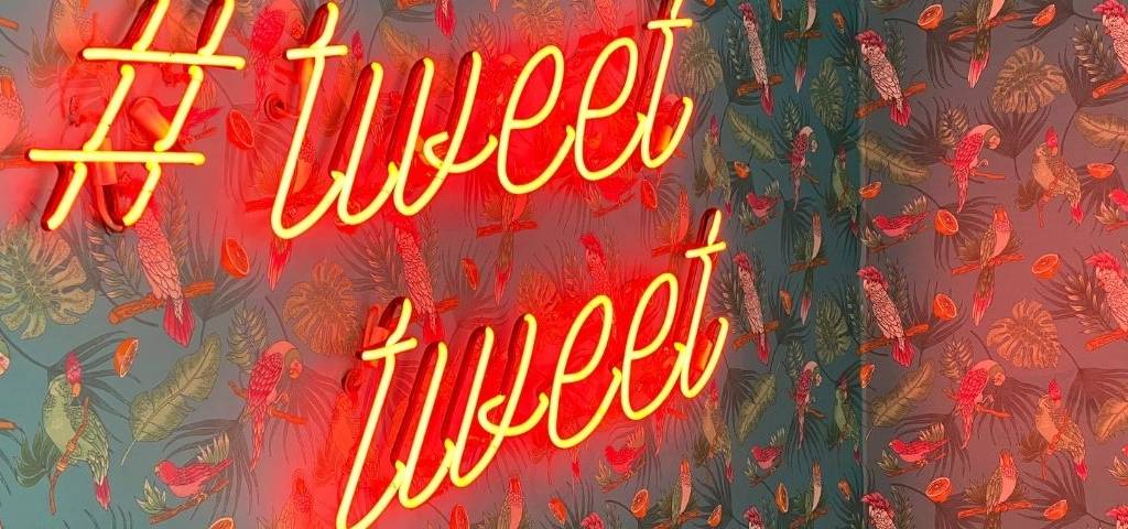 Dimanche 21 mars 2021, Twitter a fêté officiellement ses 15 ans d’existence le 22 mars 2021, pour l’occasion, Visibrain, propose de revivre ces 15 dernières années à travers les hashtags qui ont marqué la France Panneau lumineux avec un hashtag et la mention Tweet écrite 2 fois