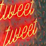 Panneau lumineux avec un hashtag et la mention Tweet écrite 2 fois