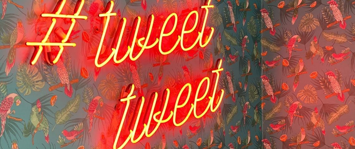 Dimanche 21 mars 2021, Twitter a fêté officiellement ses 15 ans d’existence le 22 mars 2021, pour l’occasion, Visibrain, propose de revivre ces 15 dernières années à travers les hashtags qui ont marqué la France Panneau lumineux avec un hashtag et la mention Tweet écrite 2 fois