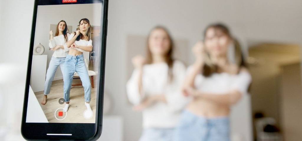 2 Jeunes filles se filmant en train de danser