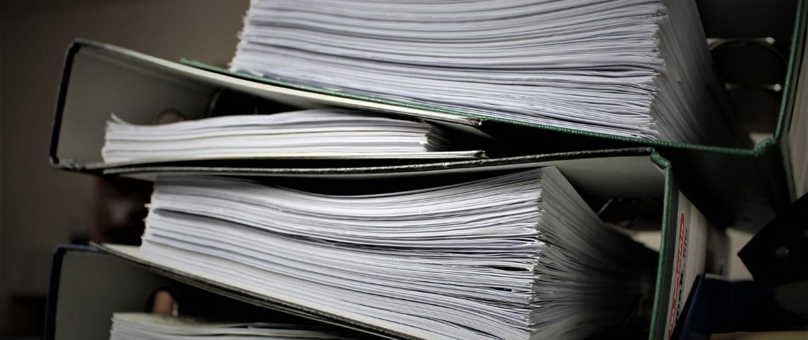 iZi Family, une plateforme pour simplifier les démarches administratives à tous les moments clés de la vie, lève 500 000 euros Classeurs empilés