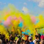 Foule à un concert avec des fumigènes colorés