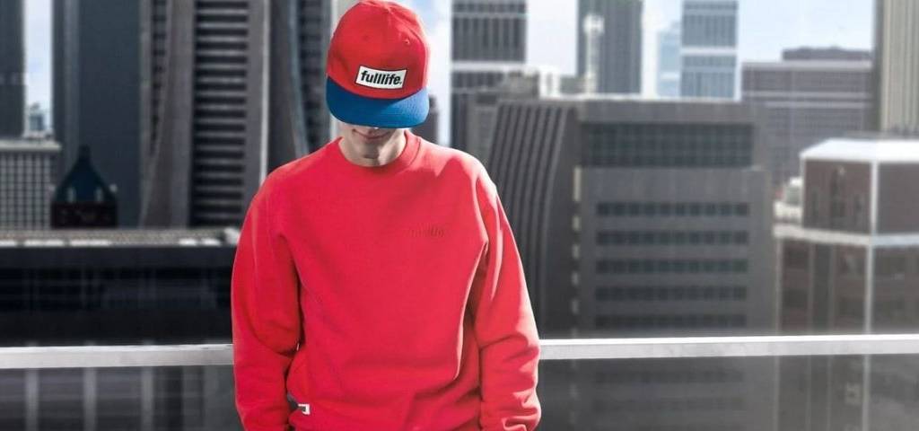 Jeune homme portant un pull rouge de la marque Fulllife