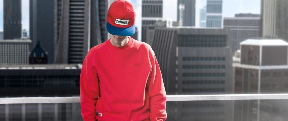 Jeune homme portant un pull rouge de la marque Fulllife