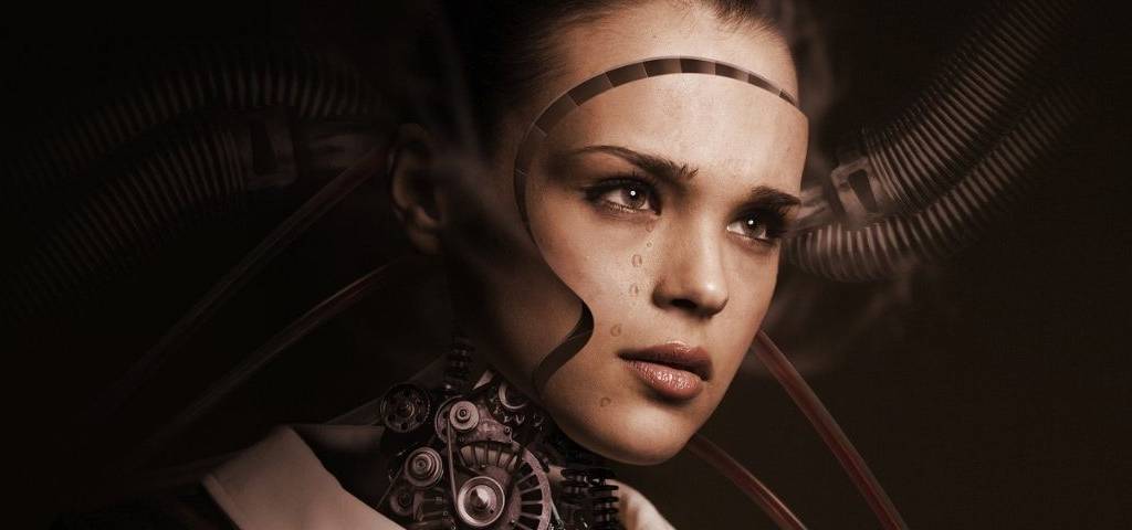 Femme mi-humaine, mi-robot
