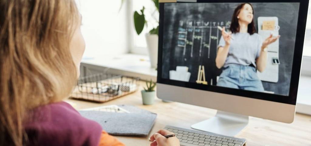 Jeune femme suivant un cours de maths en ligne