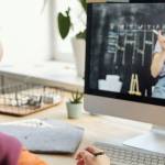 Jeune femme suivant un cours de maths en ligne