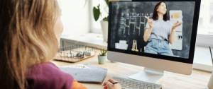 Jeune femme suivant un cours de maths en ligne