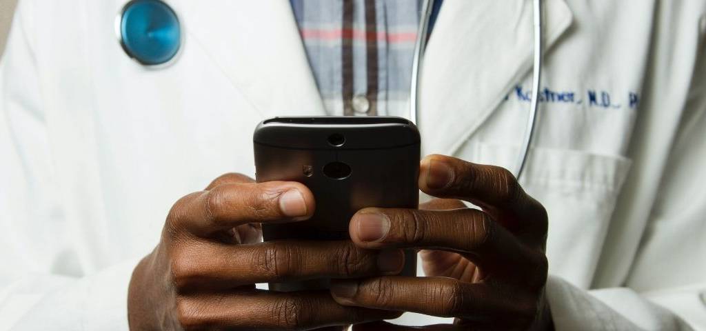 Docteur tenant un smartphone dans ses mains