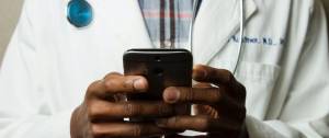 Docteur tenant un smartphone dans ses mains
