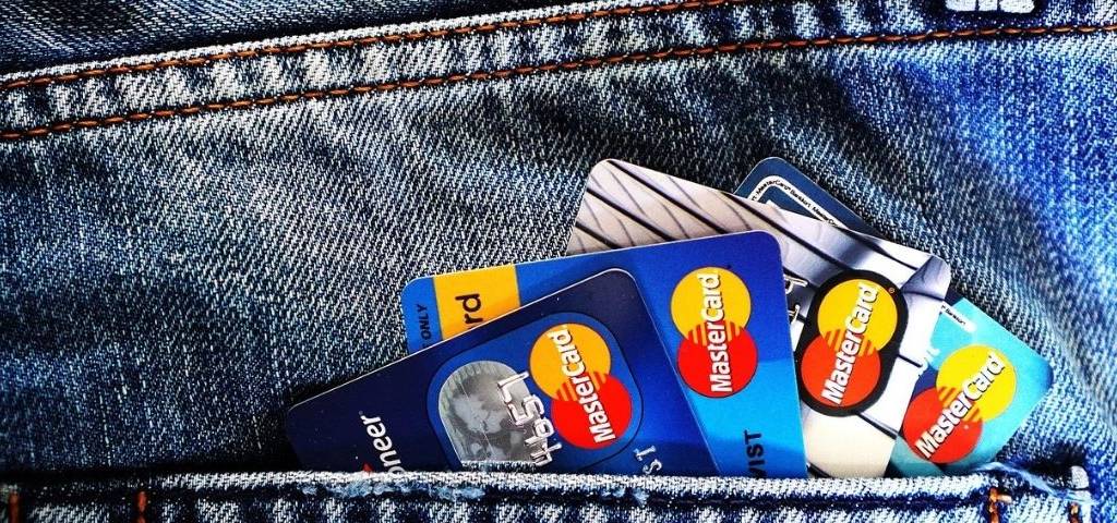 Poche arrière d'un jean avec des cartes de crédit qui dépassent