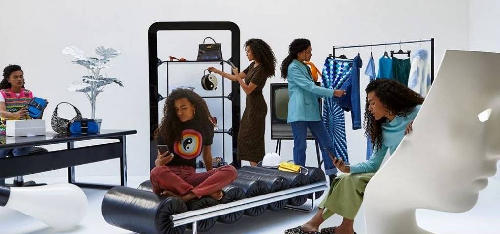 Jeunes femmes dans un showroom