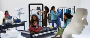 Jeunes femmes dans un showroom