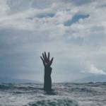 Main sortant de la mer d'une personne se noyant