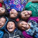 Jeunes enfants et pièce de 2euros pour l'Unicef sur le côté.